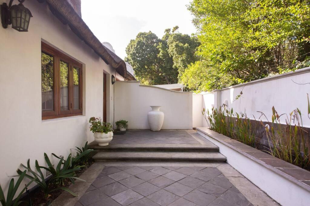 קייפטאון Mawethu Peaceful Garden With Covered Pool And Braai Area מראה חיצוני תמונה