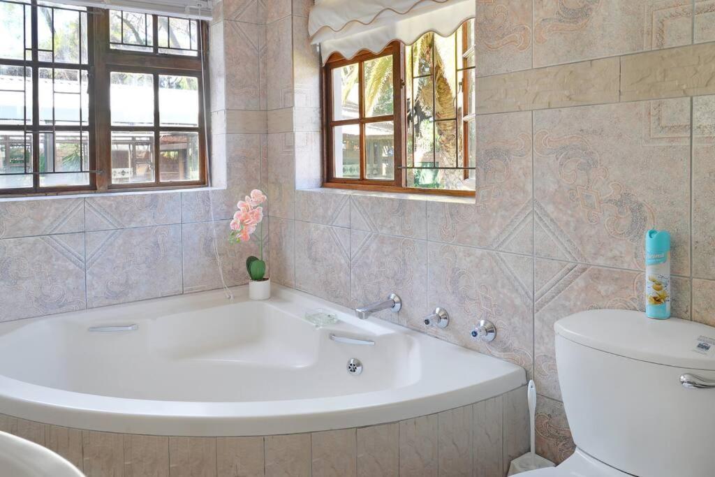 קייפטאון Mawethu Peaceful Garden With Covered Pool And Braai Area מראה חיצוני תמונה